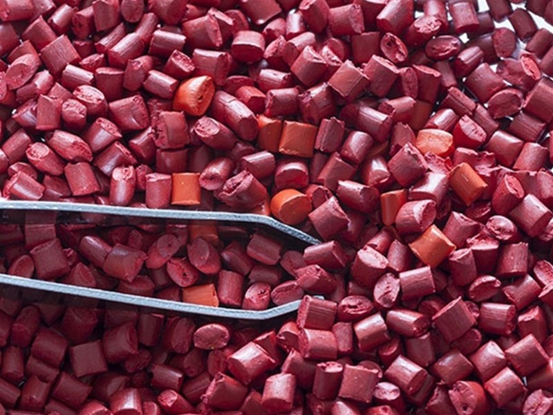 选择彩色母粒时，需重点关注以下性能指标，确保适配制品需求